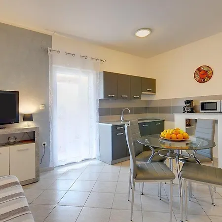 Mladenka Apartment *